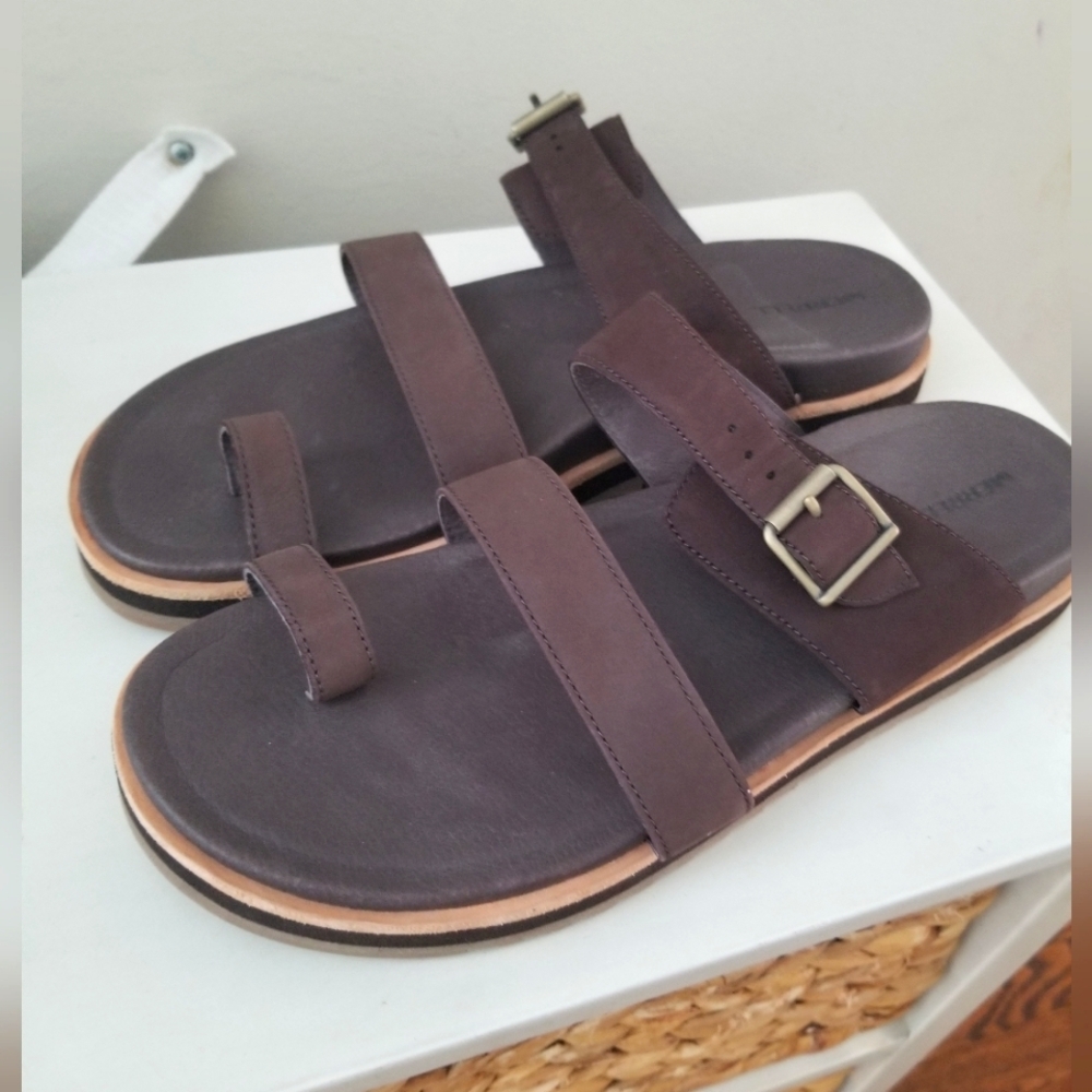 Merrell Leather Sandals size 11 EUC Toe Loop Summer Wear Well Made Shoes